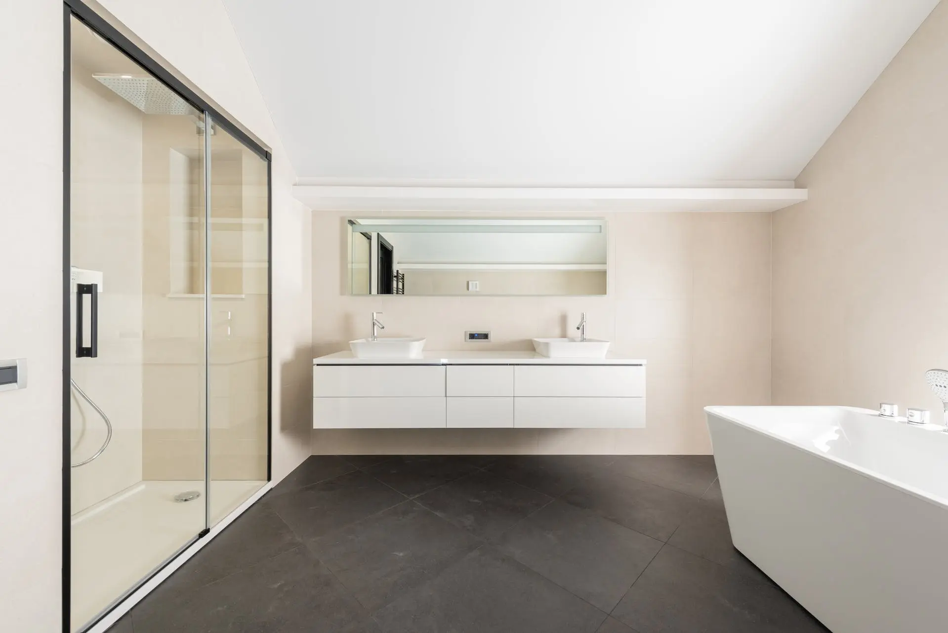 SdB-renove-baignoire-douche-paroi-meuble-vasque-miroir-carrelage-faience Salle de bain rénové avec bac a douche à l'italienne, baignoire, meuble vasque double suspendu et miroir
